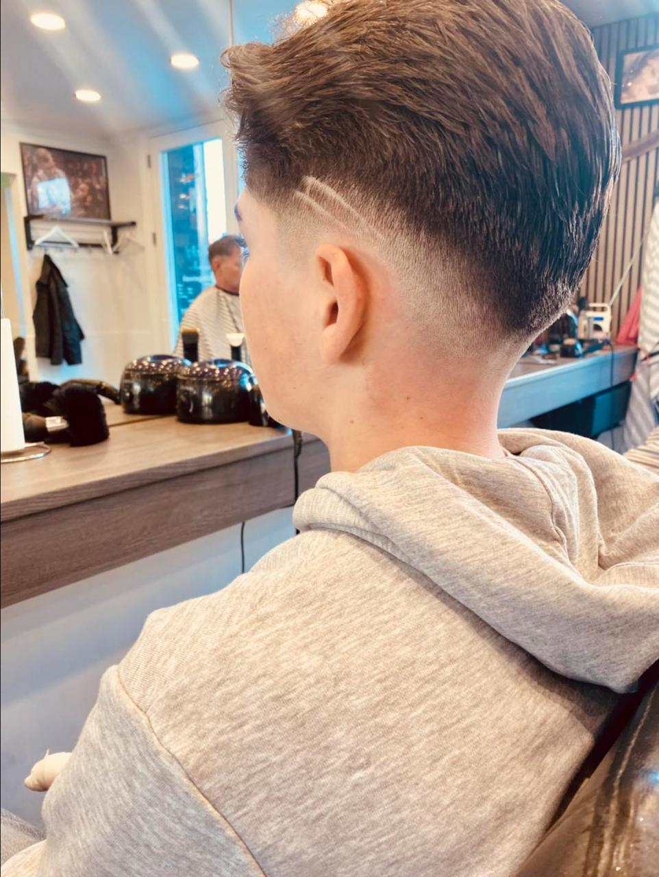 Moderne herreklip med designstreg og fade