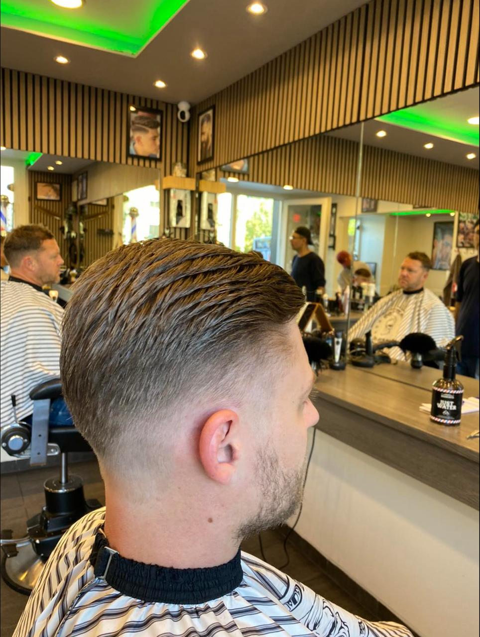 Herreklip med swept-back styling og lav fade