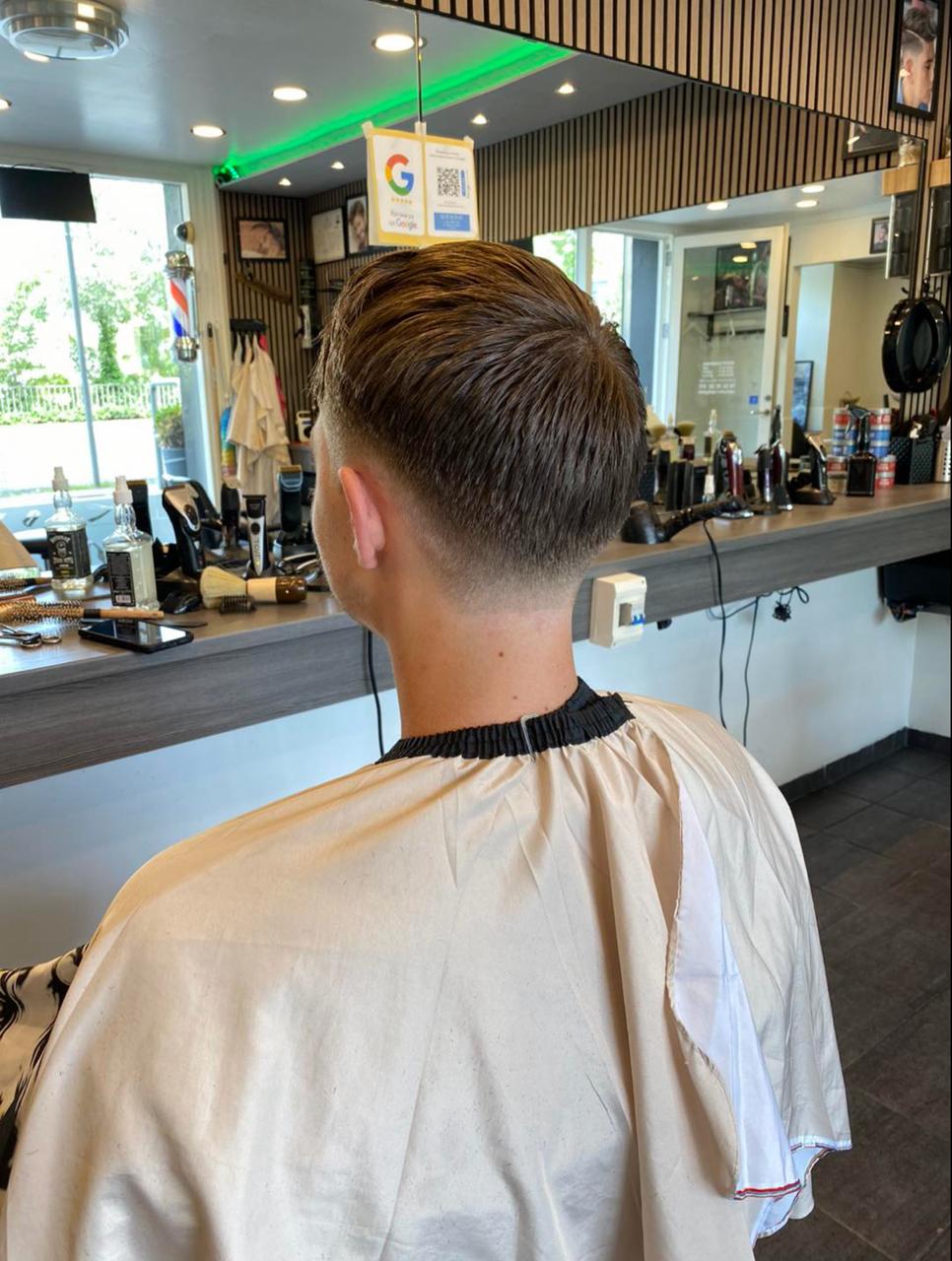 Klassisk herreklip med skarpe kanter og fade